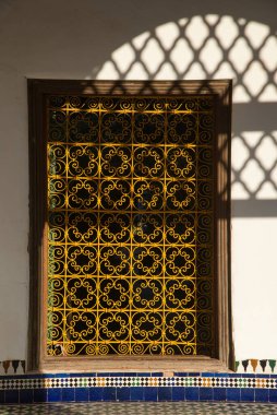 Bahia Sarayı, Marakeş Şehri, Fas, Afrika 'daki bir pencerede süsleme