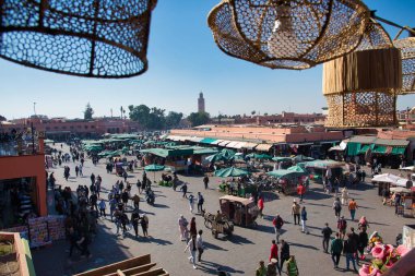 Jemaa el-Fnaa pazar meydanı Marakeş, Fas, Afrika 'da bir restorandan görüldü.
