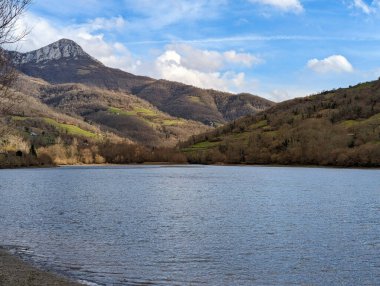 Ubinas La Mesa Doğal Parkı 'ndaki Valdemurio rezervuarı Quiros belediyesi, Asturias, İspanya, Avrupa