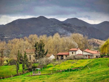 Monga köyünde kırsal alan, arka planda Sierra de Penamayor, Nava belediyesi, Asturias, İspanya, Avrupa