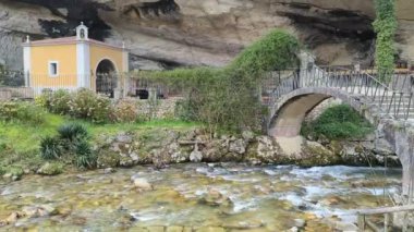 Virgen de la Cueva Sığınağı, Mağara Bakiresi, Infiesto, Piloa, Asturias, İspanya, Europen