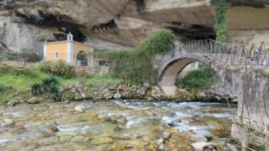 Virgen de la Cueva Sığınağı, Mağara Bakiresi, Infiesto, Piloa, Asturias, İspanya, Europen