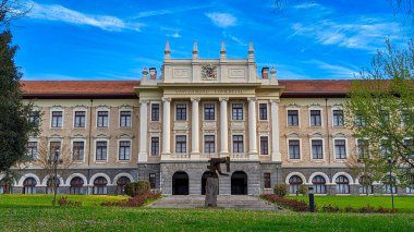 Bilbao, Biscay, İspanya; 28 Mart 2024: Deusto Business School, merkez bina mimarı Francisco de Cubas tarafından 1886 yılında tasarlandı.
