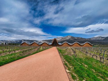 Laguardia, Alava, İspanya; 28 Mart 2024: Santiago Calatrava 'nın La Rioja Alavesa' daki şaraphanesi
