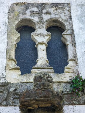 San Bartolome de Nava mezarlığındaki Roma öncesi dönemden kalma pencere ve ağzında yaban domuzu olan bir ayı figürü, Nava, Asturias, İspanya