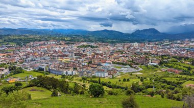 Arka planda Meadows ve Pena Manteca, Belmonte de Miranda municipailty, Asturias, İspanya