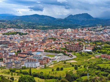 Arka planda Meadows ve Pena Manteca, Belmonte de Miranda municipailty, Asturias, İspanya