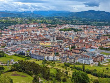 Arka planda Meadows ve Pena Manteca, Belmonte de Miranda municipailty, Asturias, İspanya