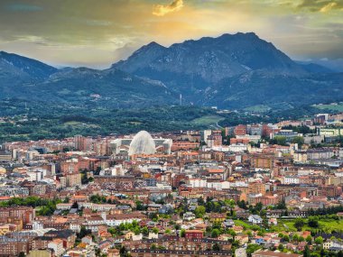 Arka planda Meadows ve Pena Manteca, Belmonte de Miranda municipailty, Asturias, İspanya