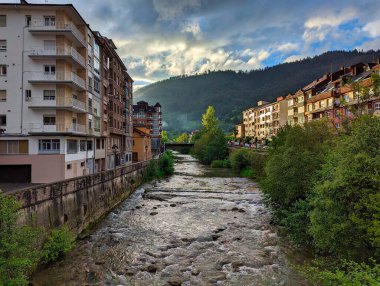 Arka planda Meadows ve Pena Manteca, Belmonte de Miranda municipailty, Asturias, İspanya