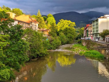 Arka planda Meadows ve Pena Manteca, Belmonte de Miranda municipailty, Asturias, İspanya
