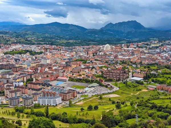 Arka planda Meadows ve Pena Manteca, Belmonte de Miranda municipailty, Asturias, İspanya