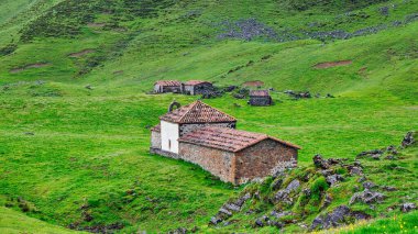 Arcenorio çayır, Ponga Doğal Parkı, Asturias, İspanya ve Avrupa 'daki inziva ve çoban kulübeleri