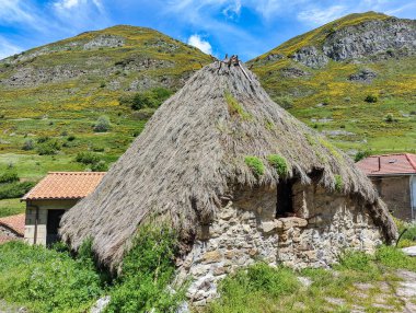 Kulübe ay Saliencia köyü, Asturias, İspanya, Avrupa
