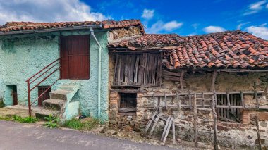 El Caleyu köyü, Bimenes belediyesi, Comarca de la Sidra, Asturias, İspanya