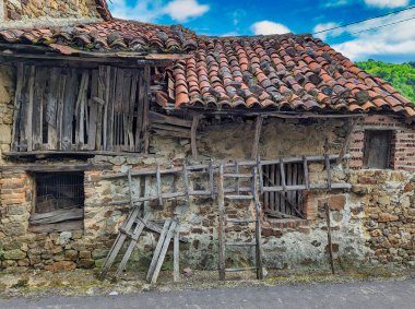 El Caleyu köyü, Bimenes belediyesi, Comarca de la Sidra, Asturias, İspanya