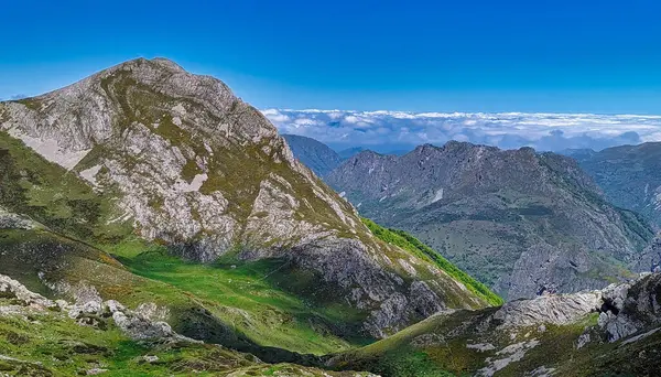 La Franca zirvesi, 1933 metre, Sierra del Robezu, Somiedo Doğal Parkı, Asturias, İspanya