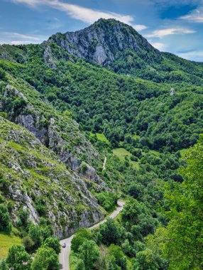 Vigueras tepesi ve Ventana yolu, Teverga belediyesi, Ubinas La Mesa Doğal Parkı, Asturias, İspanya