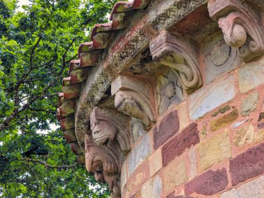 San Esteban de Aramil Romanesque Kilisesi, San Esteban de los Caballeros olarak da bilinir, 12. yüzyıl, Siero, Asturias, İspanya