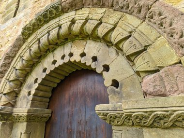 San Esteban de Aramil Romanesque Kilisesi, San Esteban de los Caballeros olarak da bilinir, 12. yüzyıl, Siero, Asturias, İspanya
