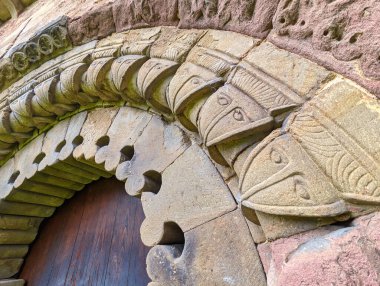 San Esteban de Aramil Romanesque Kilisesi, San Esteban de los Caballeros olarak da bilinir, 12. yüzyıl, Siero, Asturias, İspanya