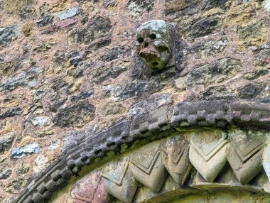 San Esteban de Aramil Romanesque Kilisesi, San Esteban de los Caballeros olarak da bilinir, 12. yüzyıl, Siero, Asturias, İspanya