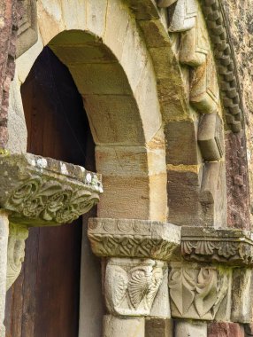 San Esteban de Aramil Romanesque Kilisesi, San Esteban de los Caballeros olarak da bilinir, 12. yüzyıl, Siero, Asturias, İspanya