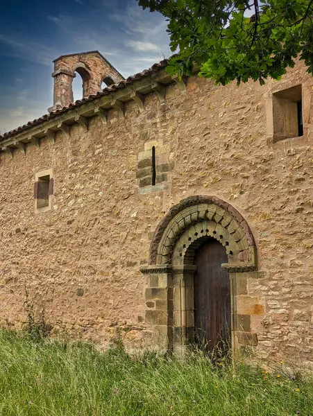 San Esteban de Aramil Romanesque Kilisesi, San Esteban de los Caballeros olarak da bilinir, 12. yüzyıl, Siero, Asturias, İspanya