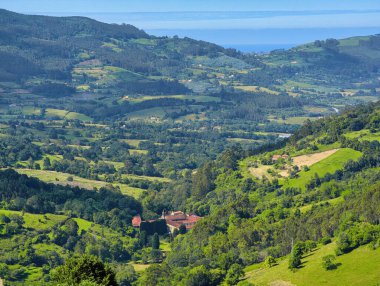 Valithos vadisi ve Valithos manastırı vadinin aşağısında, Villaviciosa, Asturias, İspanya
