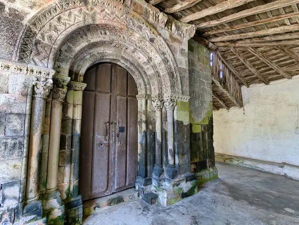 Valdebarcena ya da Valdebarzana Kilisesi, 1189 yılında kuruldu, Villaviciosa, Asturias, İspanya, Avrupa