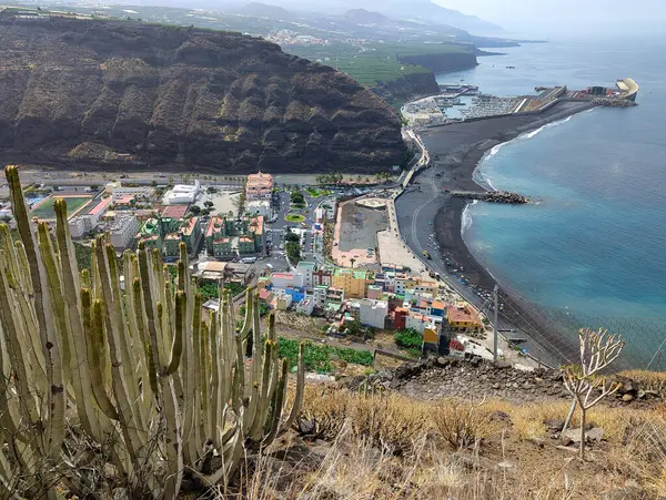 Tazacorte köyü ve plajı GR131 pistinden görüldü, La Palma Adası, Kanarya Adaları, İspanya, Avrupa
