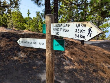 SL LP103 işaret levhası El Paso 'dan Collada San Juan' a, Tajogaite yanardağı, La Palma adası, Kanarya Adaları, İspanya