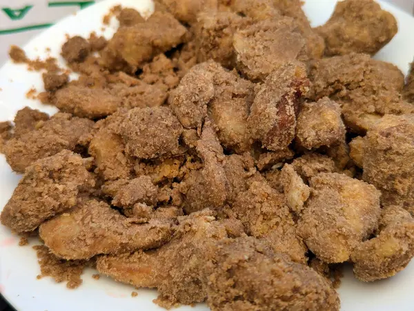 Chicharrones palmeros, Palma adasından tipik bir yemek domuz eti ve gofio ile yapılır.