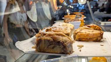 Ev yapımı kekler Puntagorda, La Palma, İspanya 'daki haftalık pazarda sergileniyor.