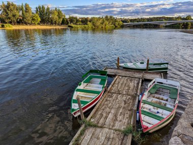 Olivares su değirmenleri, Zamora şehri, Kastilya Leon, İspanya, Avrupa 'dan görülen Duero Nehri' ndeki balıkçı tekneleri.