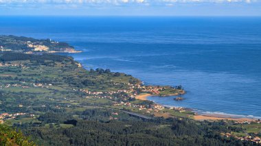 Caravia ve Colunga sahilleri Sierra del Sueve, Asturias, İspanya