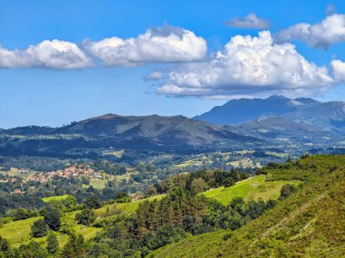 Arka planda Ceceda köyü ve Sierra del Sueve, Asturias, İspanya