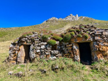 Corros, tipik Brana de Sousas kulübeleri Somiedo Doğal Park ve Biyosfer Koruma Alanındaki çoban sürüsü, İspanya, Asturias