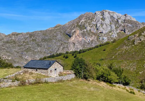 stock image Cabin near Valle de Lago, Somiedo Natural Park and Biosphere Reserve, Asturias, Spain