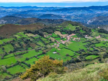 La Cotina köyünün havadan görünüşü, Morcin belediyesi, Asturias, İspanya