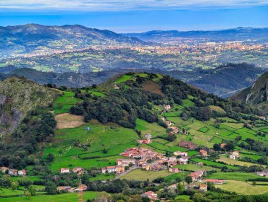 Penerudes köyünün havadan görünüşü, Morcin belediyesi, Asturias, İspanya