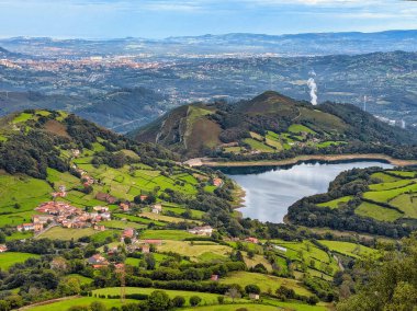 Penerudes köyünün havadan görünüşü, Morcin belediyesi, Asturias, İspanya