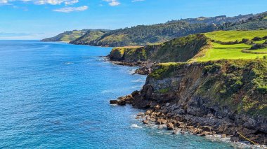La Espasa plajı yakınlarındaki kayalıklar, Colunga belediyesi, Asturias, İspanya