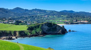 La Espasa plajı yakınlarındaki kayalıklar, Colunga belediyesi, Asturias, İspanya