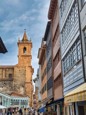 San Isidoro el Real Kilisesi ve Fierro Caddesi, Oviedo, Asturias, İspanya 'daki tipik evler.