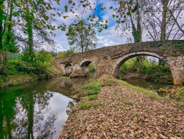 Roma köprüsü, Nora nehri üzerindeki Romanon köprüsü, Pola de Siero, Asturias, İspanya