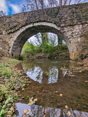 Roma köprüsü, Nora nehri üzerindeki Romanon köprüsü, Pola de Siero, Asturias, İspanya