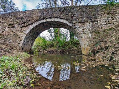 Roma köprüsü, Nora nehri üzerindeki Romanon köprüsü, Pola de Siero, Asturias, İspanya