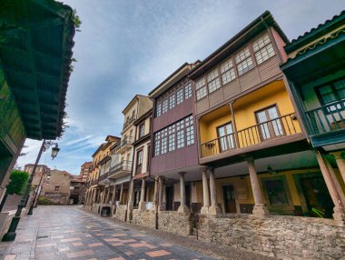 Aviles City, Asturias, İspanya 'daki antik evler