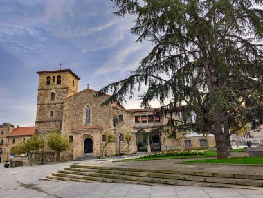 San Nicolas de Bari Kilisesi 'nin dış görünüşü, eski bir Fransisken manastırı, Aviles, İspanya